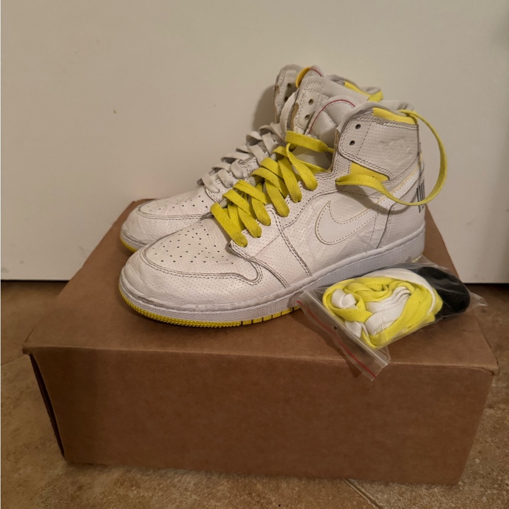 Air Jordan 1 Retro High OG 'First Class Flight'
Size 6.5Y